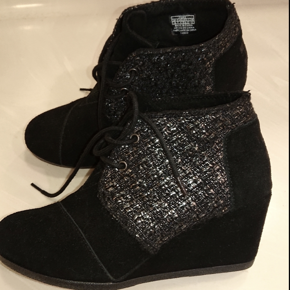 TOMS SUEDE WEDGES